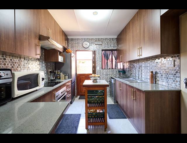 3 BEDROOM TOWNHOUSE FOR SALE IN HALFWAY GARDENS
